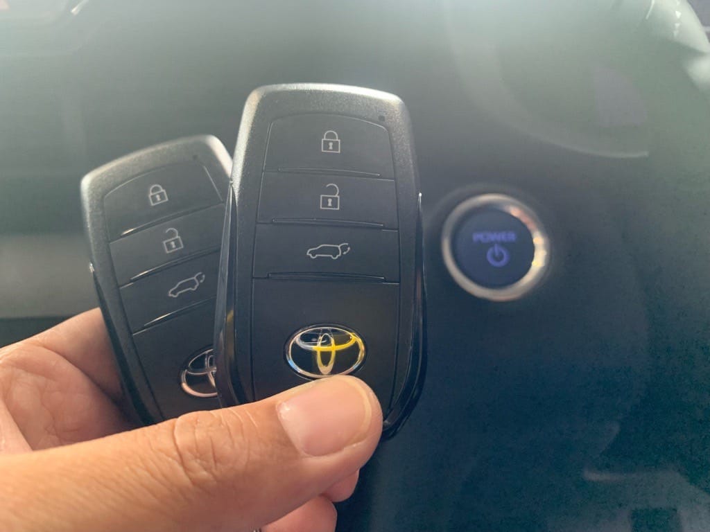 登録が完了したトヨタヤリスクロスのスマートキーを手に持っている