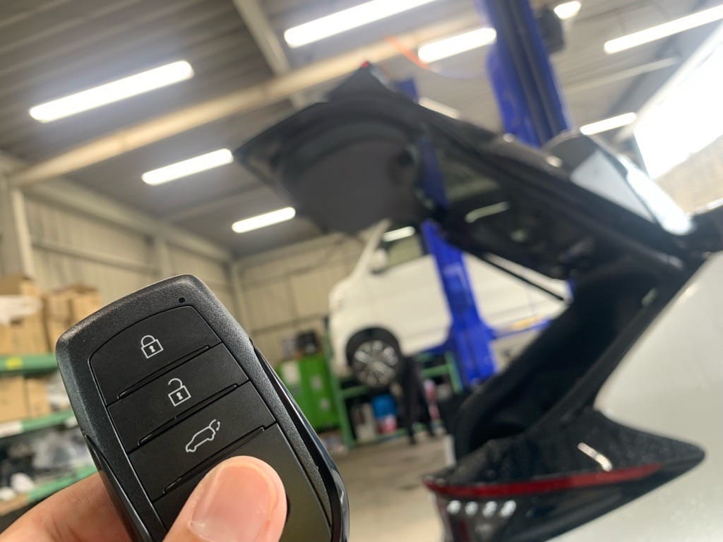 トヨタヤリスクロスのスマートキーでバックドアを開閉