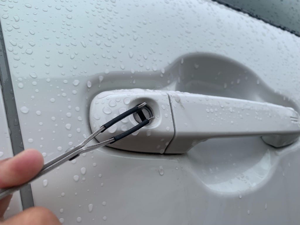 トヨタアクアの運転席ドアシリンダーをピッキングする様子