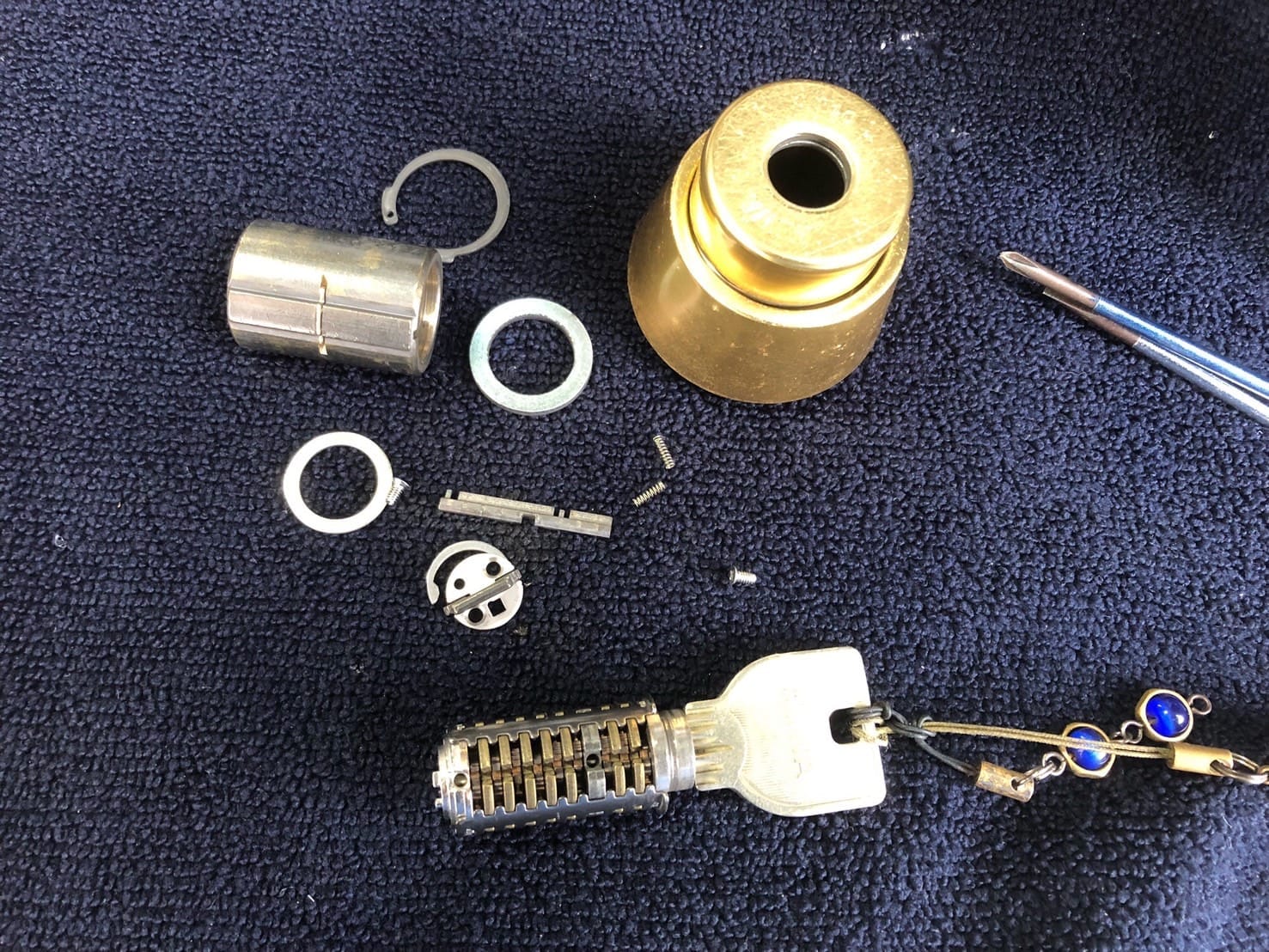 分解したキーシリンダー