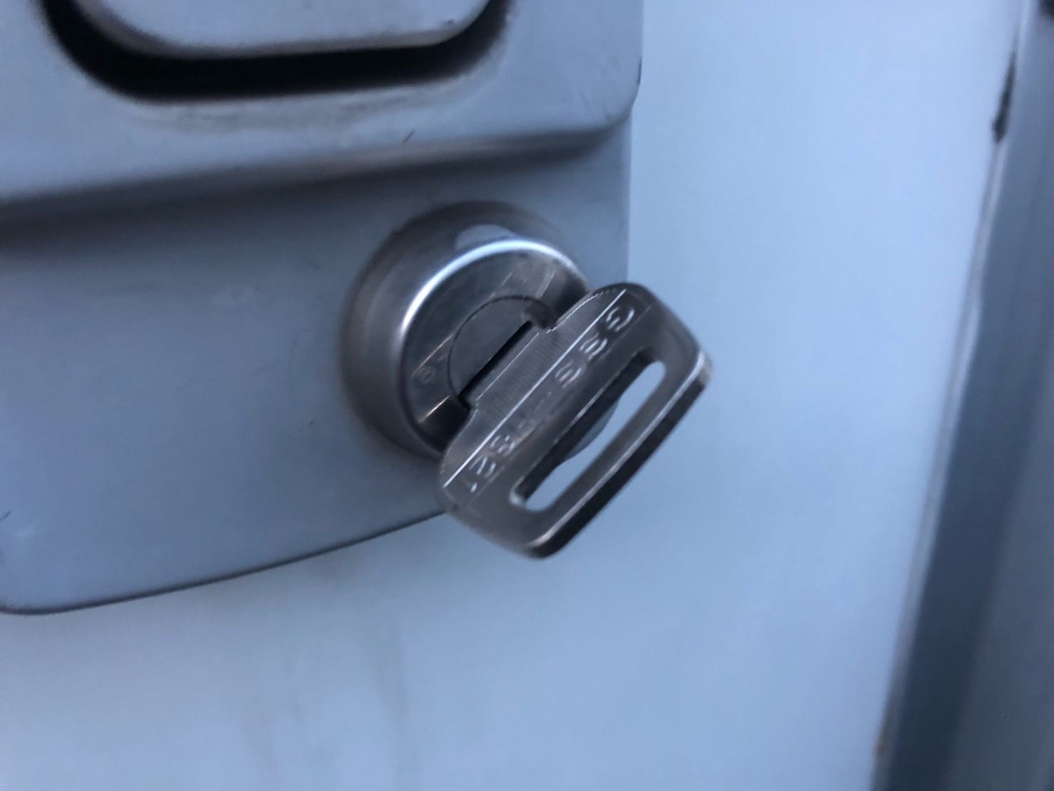 作製した鍵をシリンダーにさしている