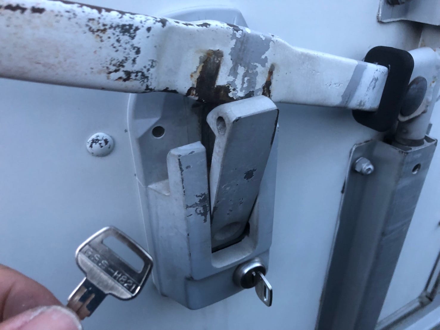 作製したスペアキーを手に持っている