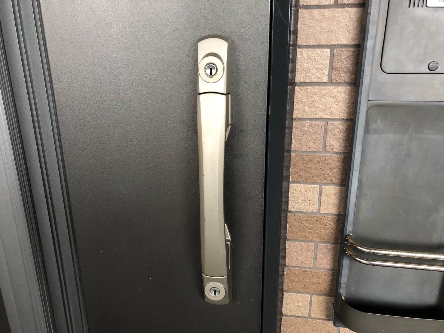 GOAL2ロックプッシュプル錠、V18ディンプルシリンダーが取り付けられた玄関ドア