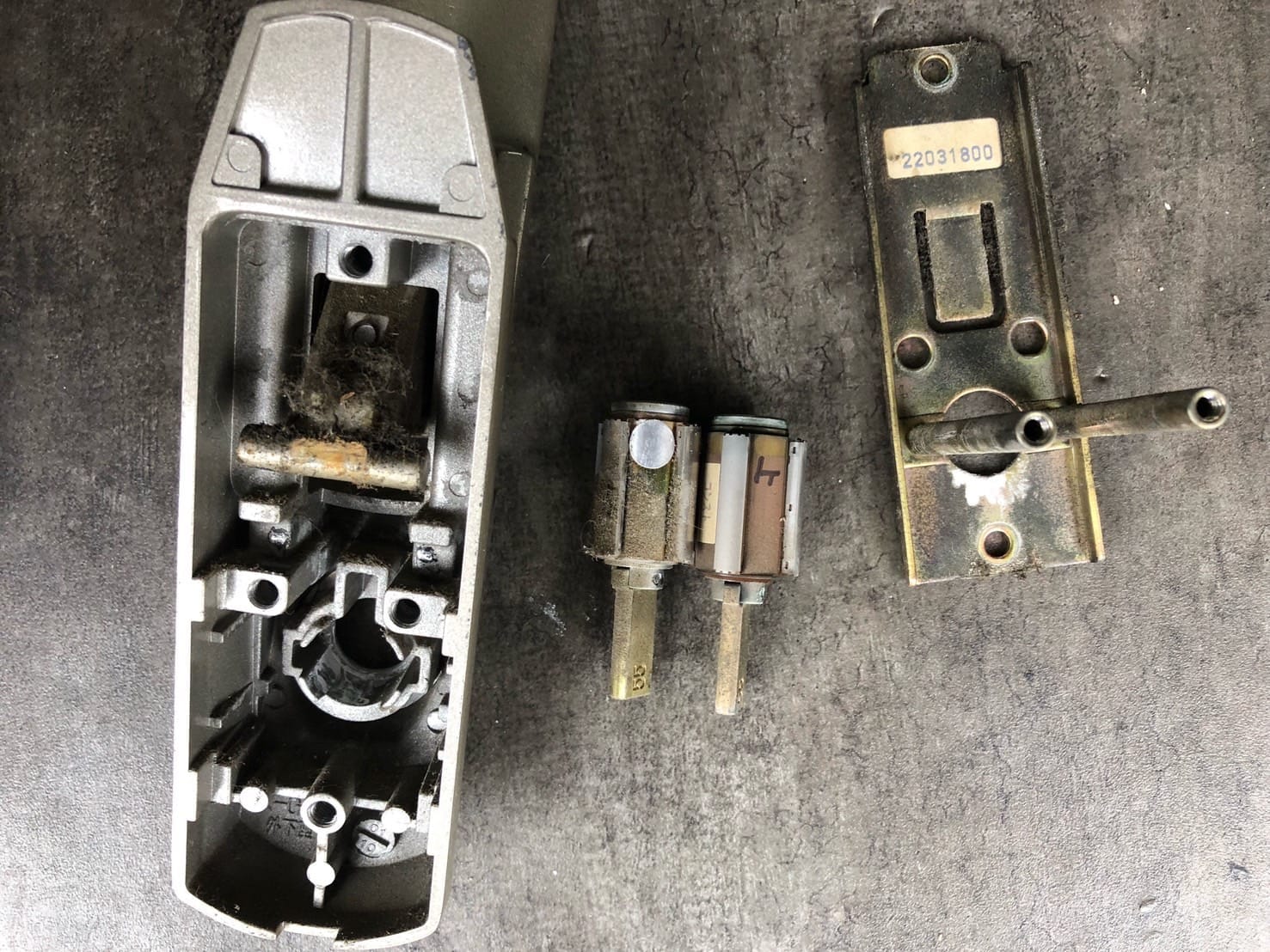 キーシリンダーを取り外し、分解して内部を確認