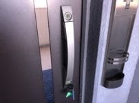 MIWA製のディンプルシリンダーが取り付けられた玄関ドア