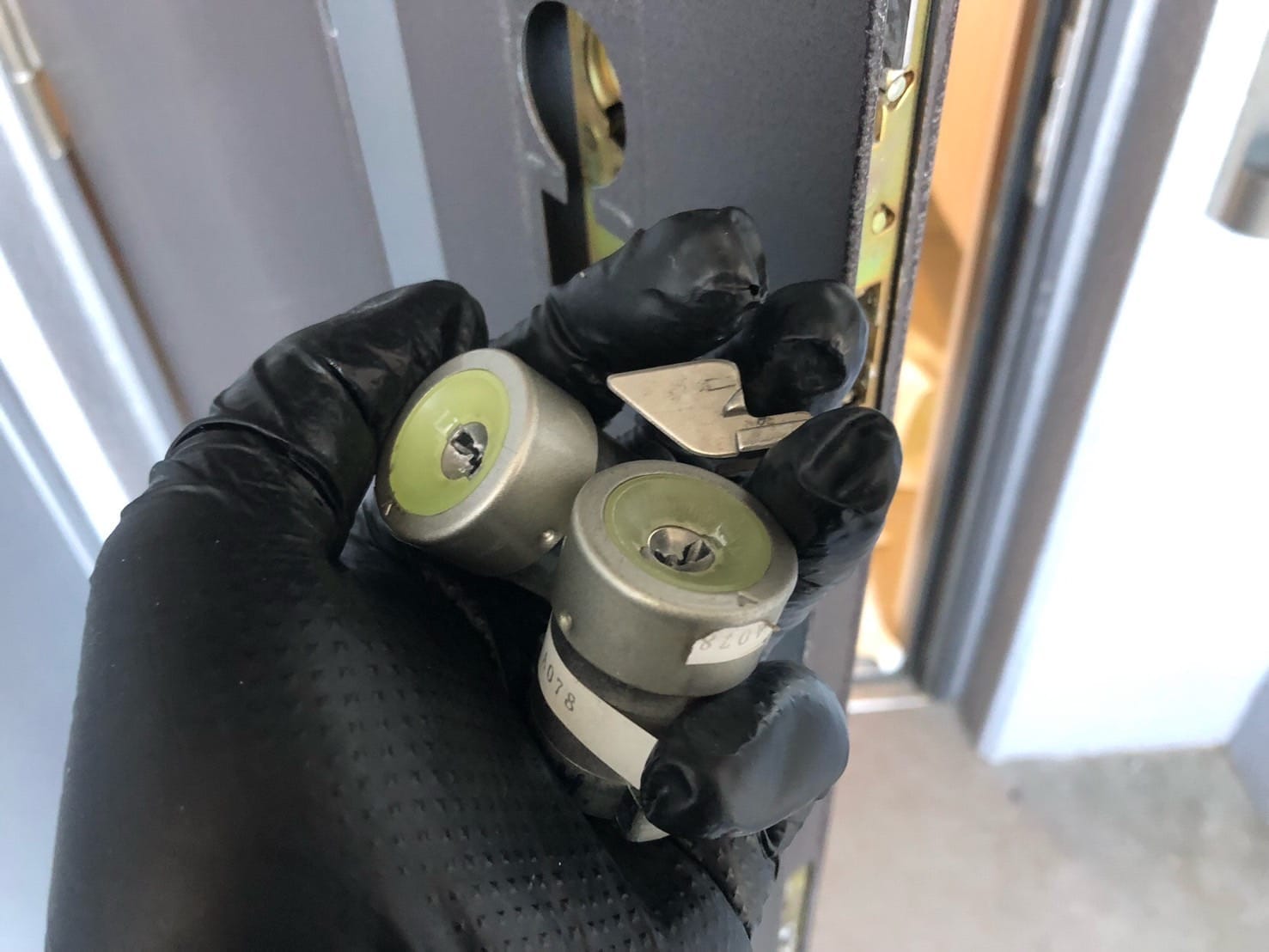 取り外したキーシリンダー２つ