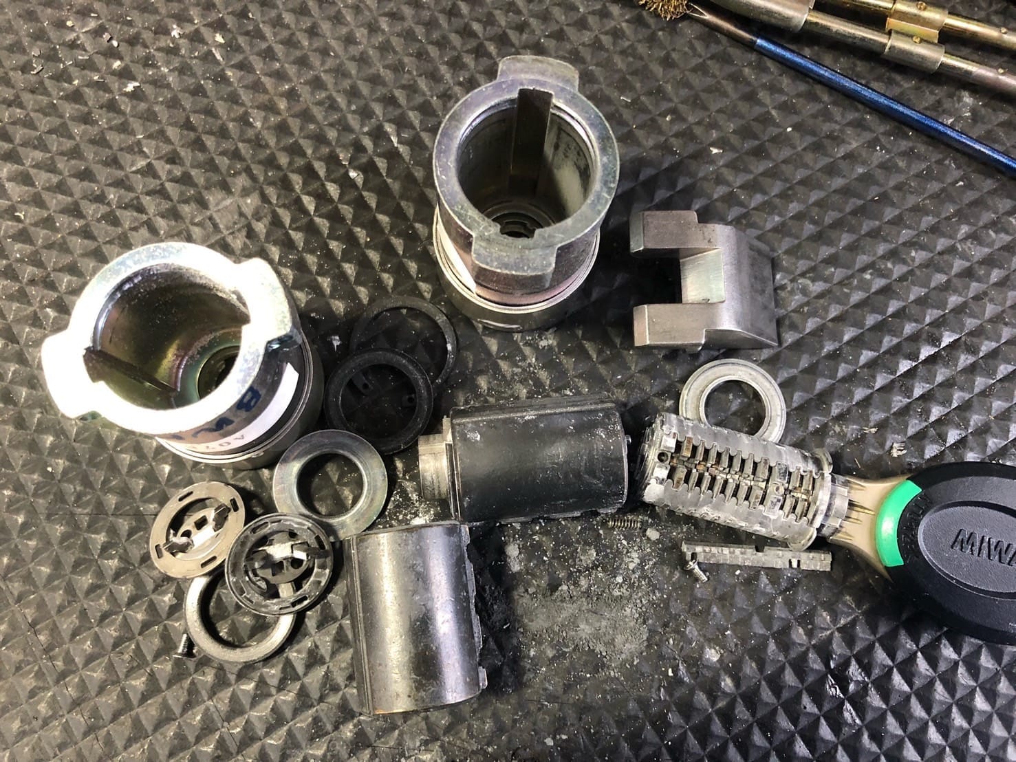 取り外して分解したキーシリンダー