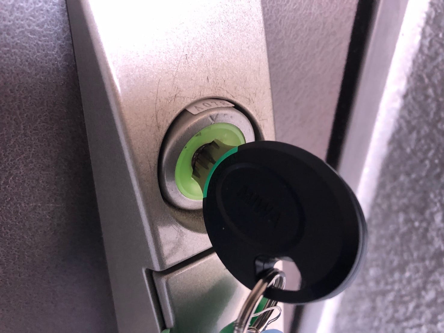 シリンダー修理が完了し、鍵を挿して動作確認