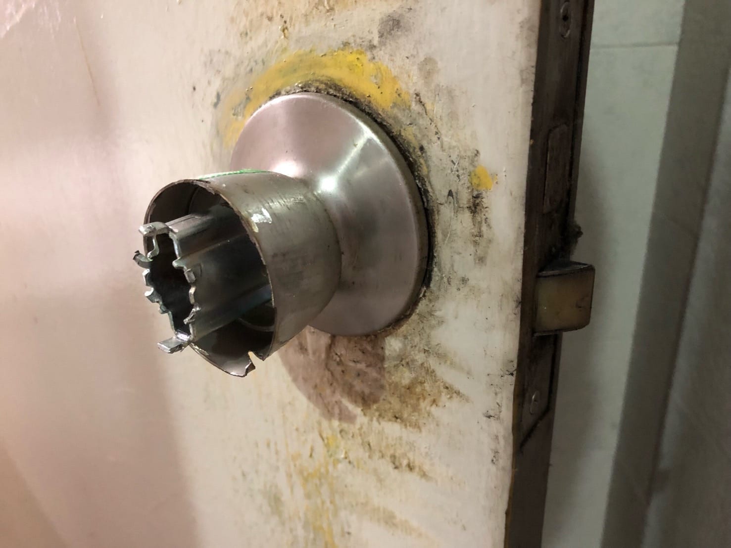 破壊された勝手口のドアノブ
