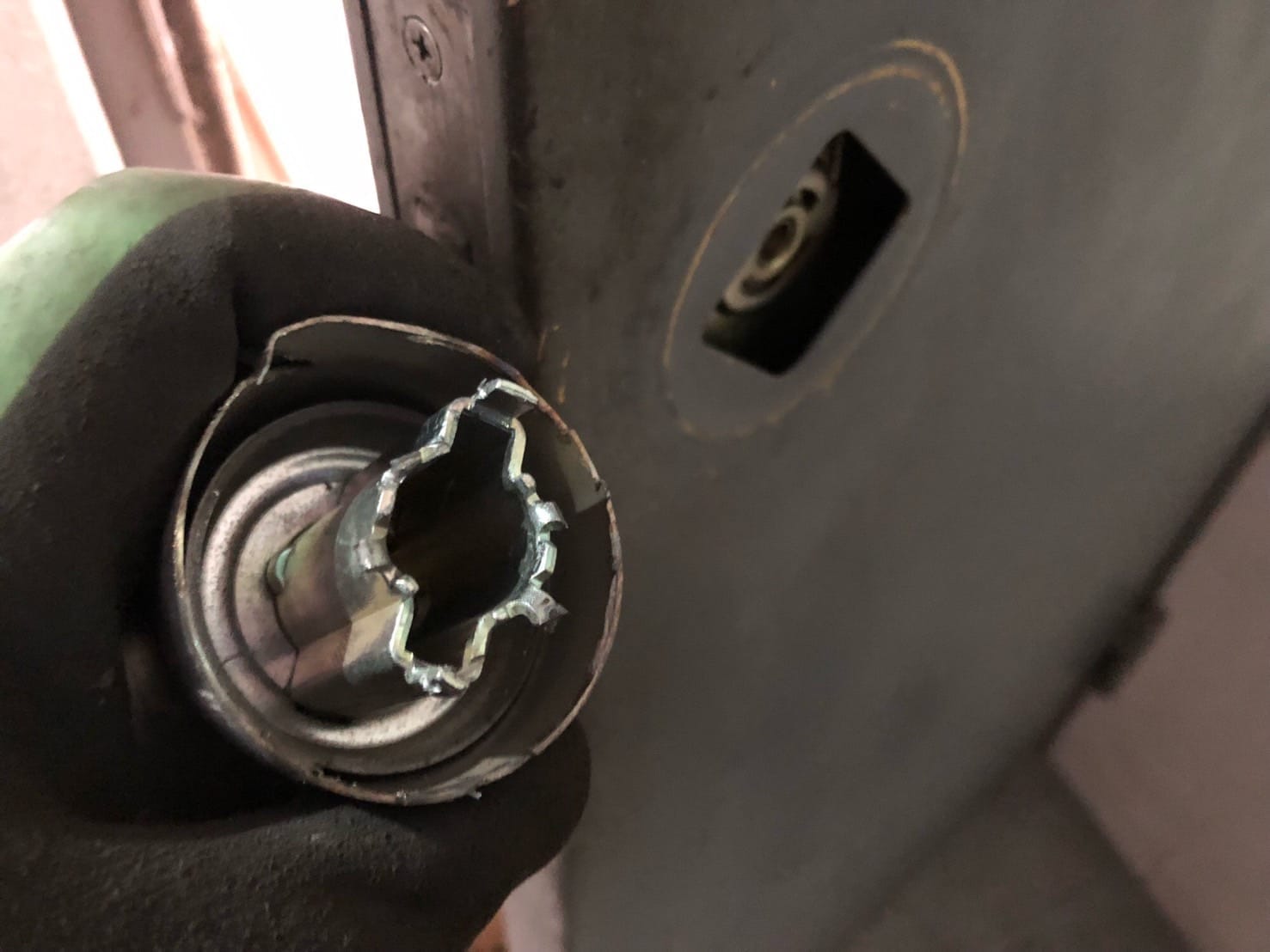 ドアノブを取り外す