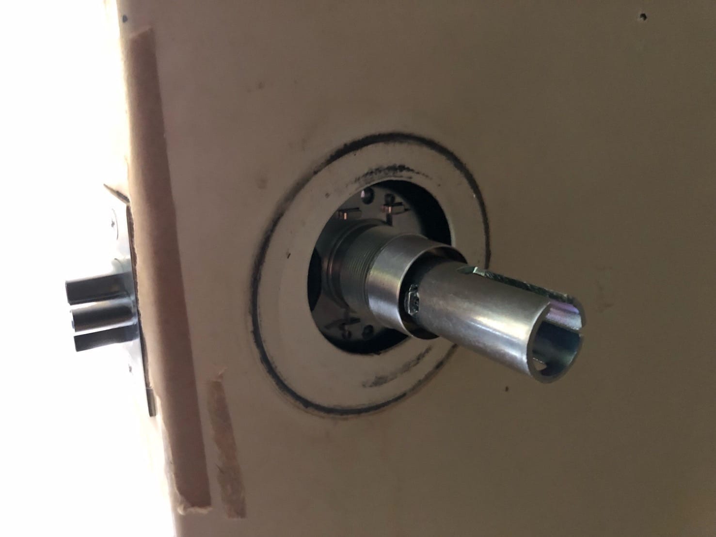 現行製品のキーシリンダーへ交換している途中の様子