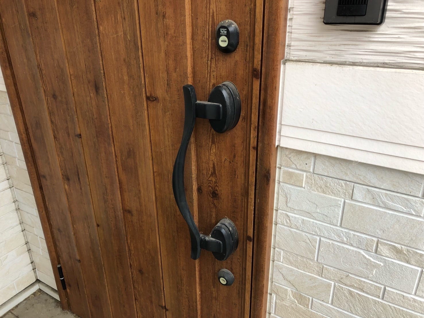 鍵交換のご依頼をいただいた２ロックプッシュプル錠の玄関ドア