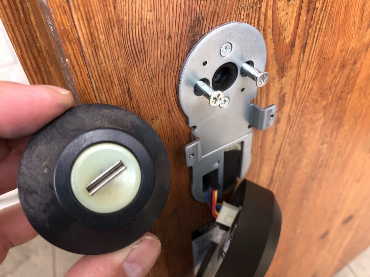 取り外したシリンダーを手に持っている