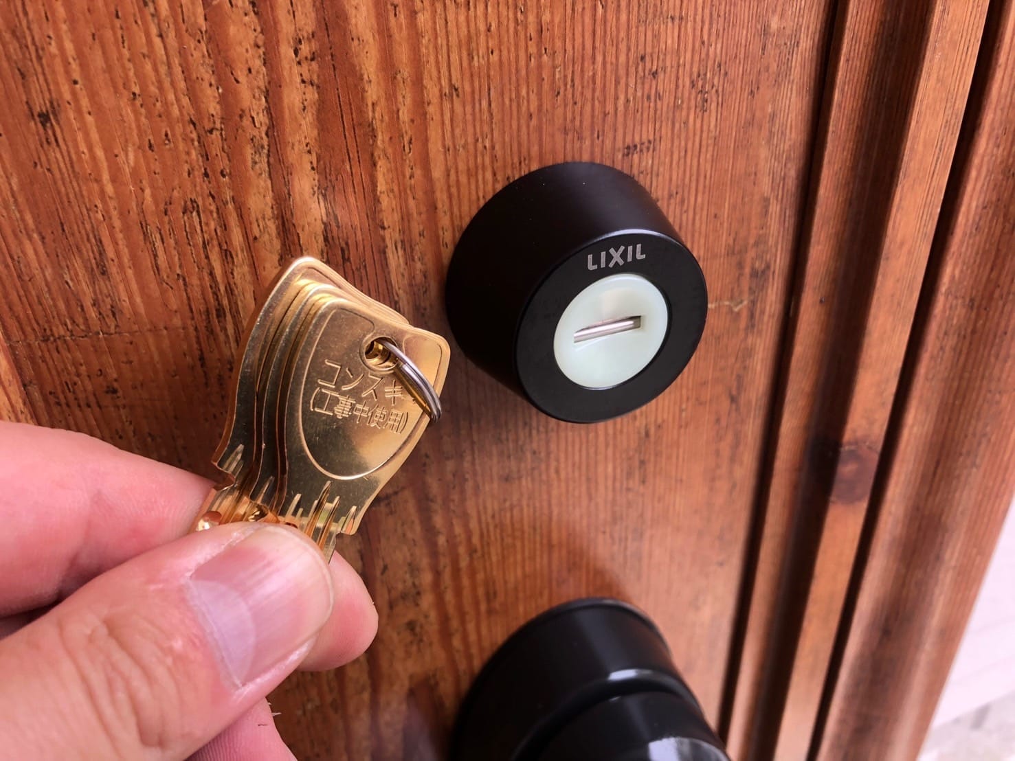 工事用キー付きのディンプルシリンダーへ交換、鍵を手に持っている
