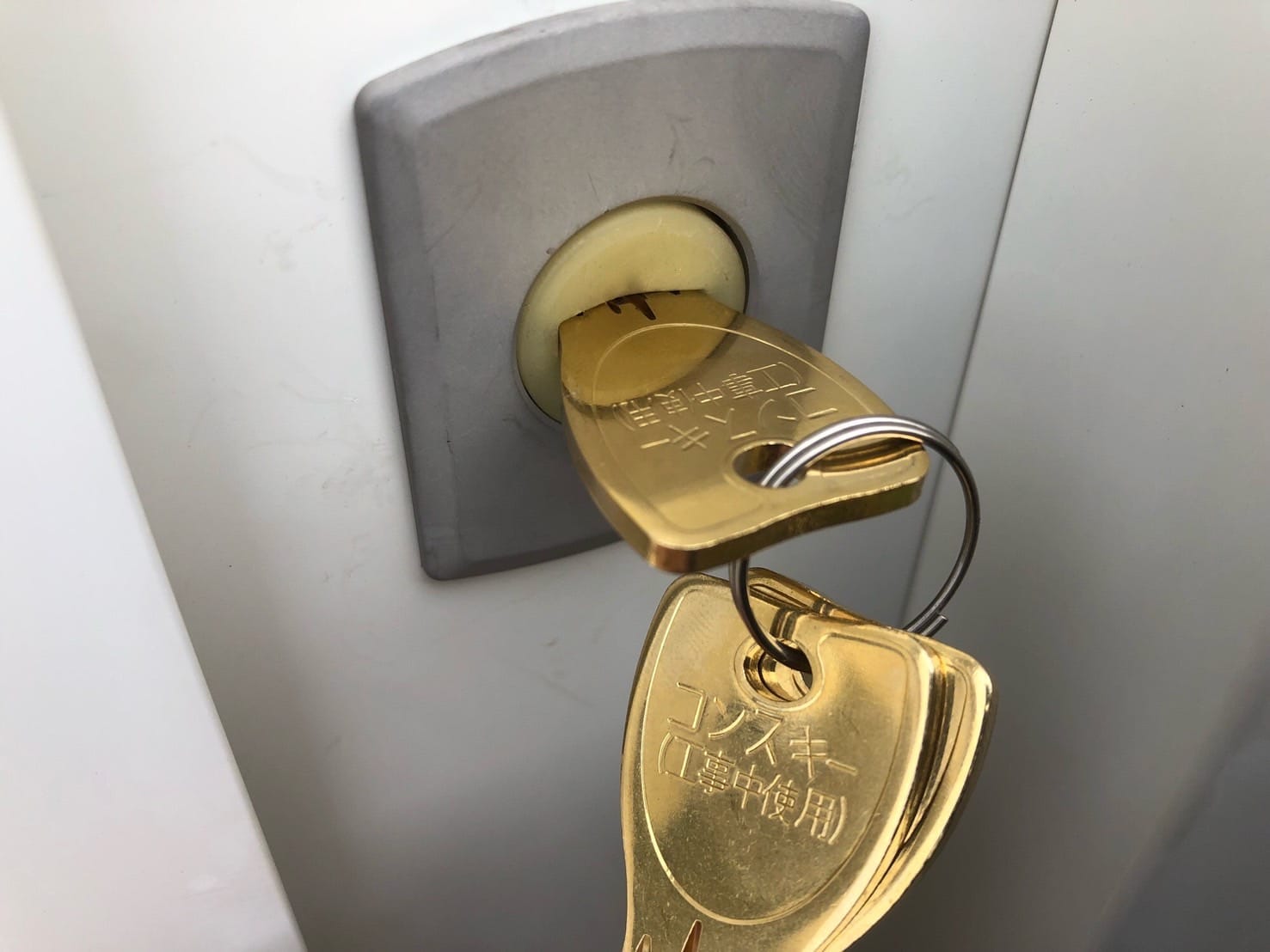 シリンダーを交換、鍵穴に工事用キーをさしている