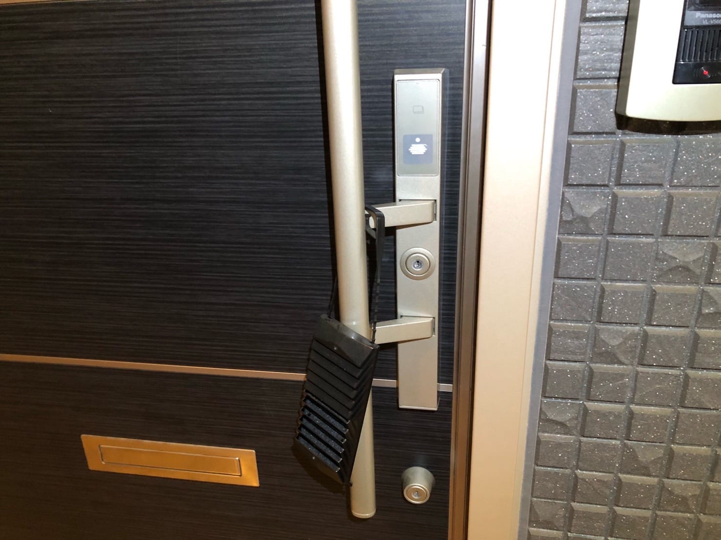 鍵修理のご依頼をいただいた玄関ドア