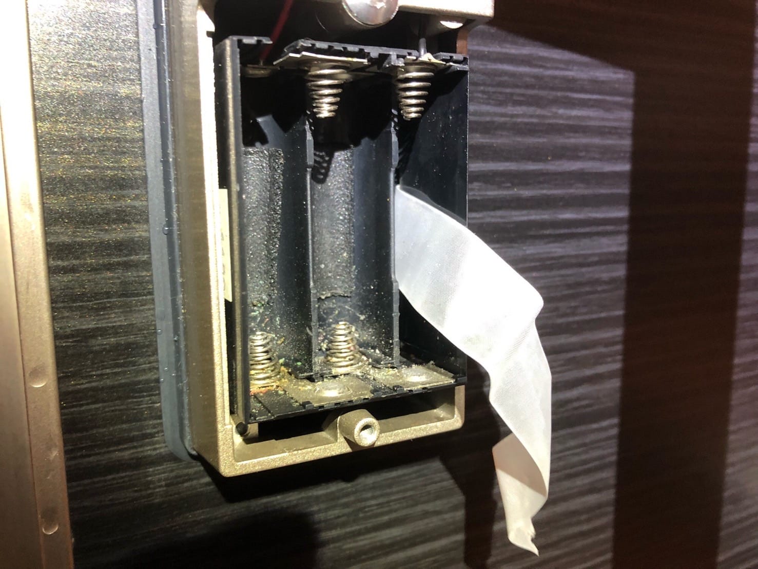 電池ボックスの端子が液漏れ腐食している