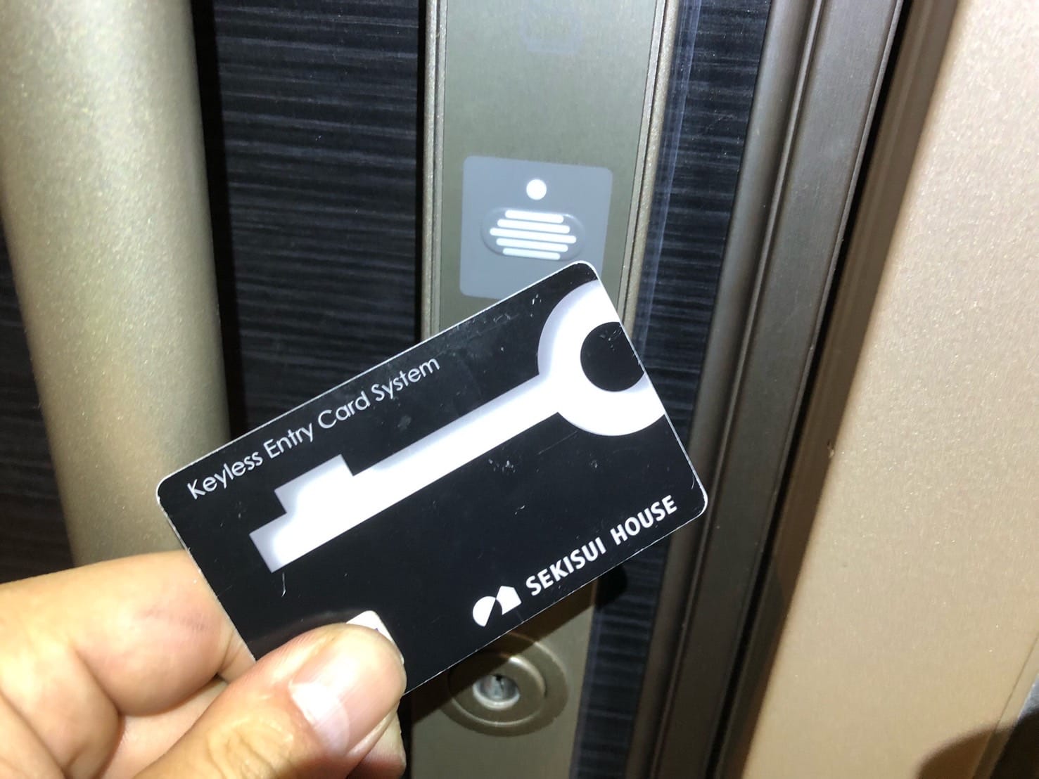 カードキーを手に持っている