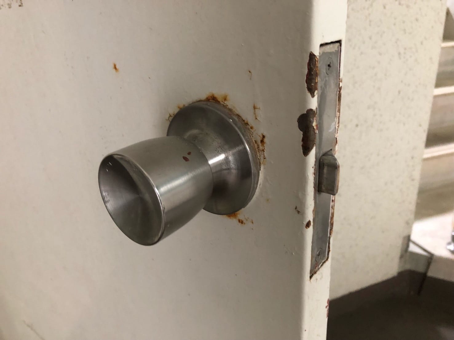 鍵穴が無いノブが取り付けられている