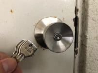 新たな鍵へ交換、ノブの近くで鍵３本持っている