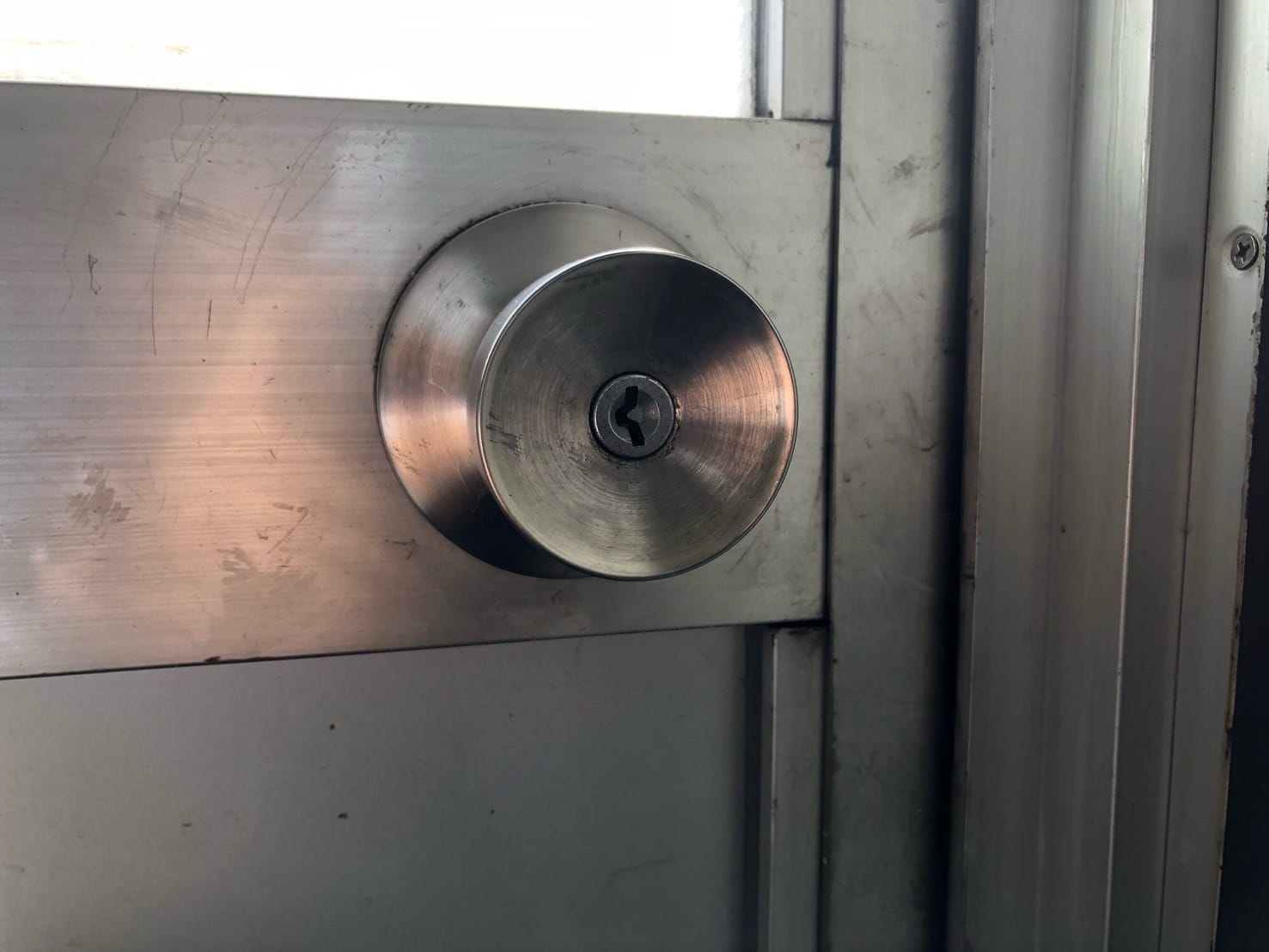 アルミサッシ扉取り付けられているインテグラル錠