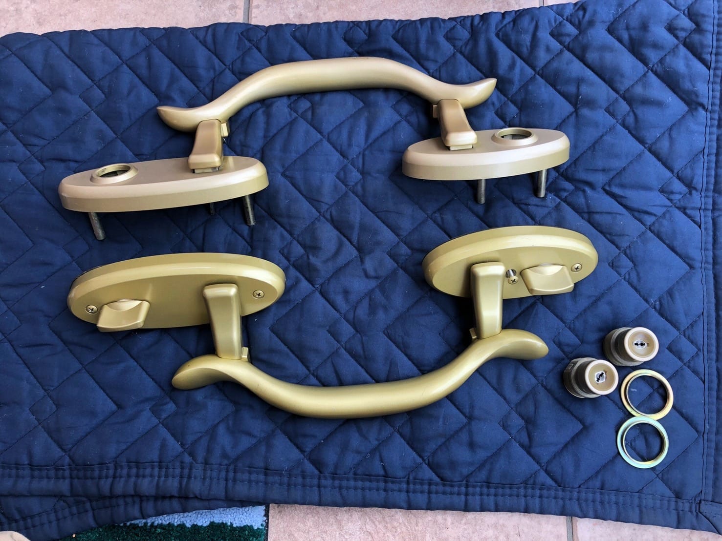 玄関ドアの鍵交換を行うために既存の鍵を取り外したところ