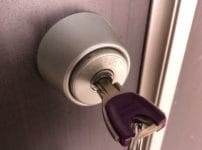 玄関ドアの鍵穴に中途半端にささったままになっている鍵