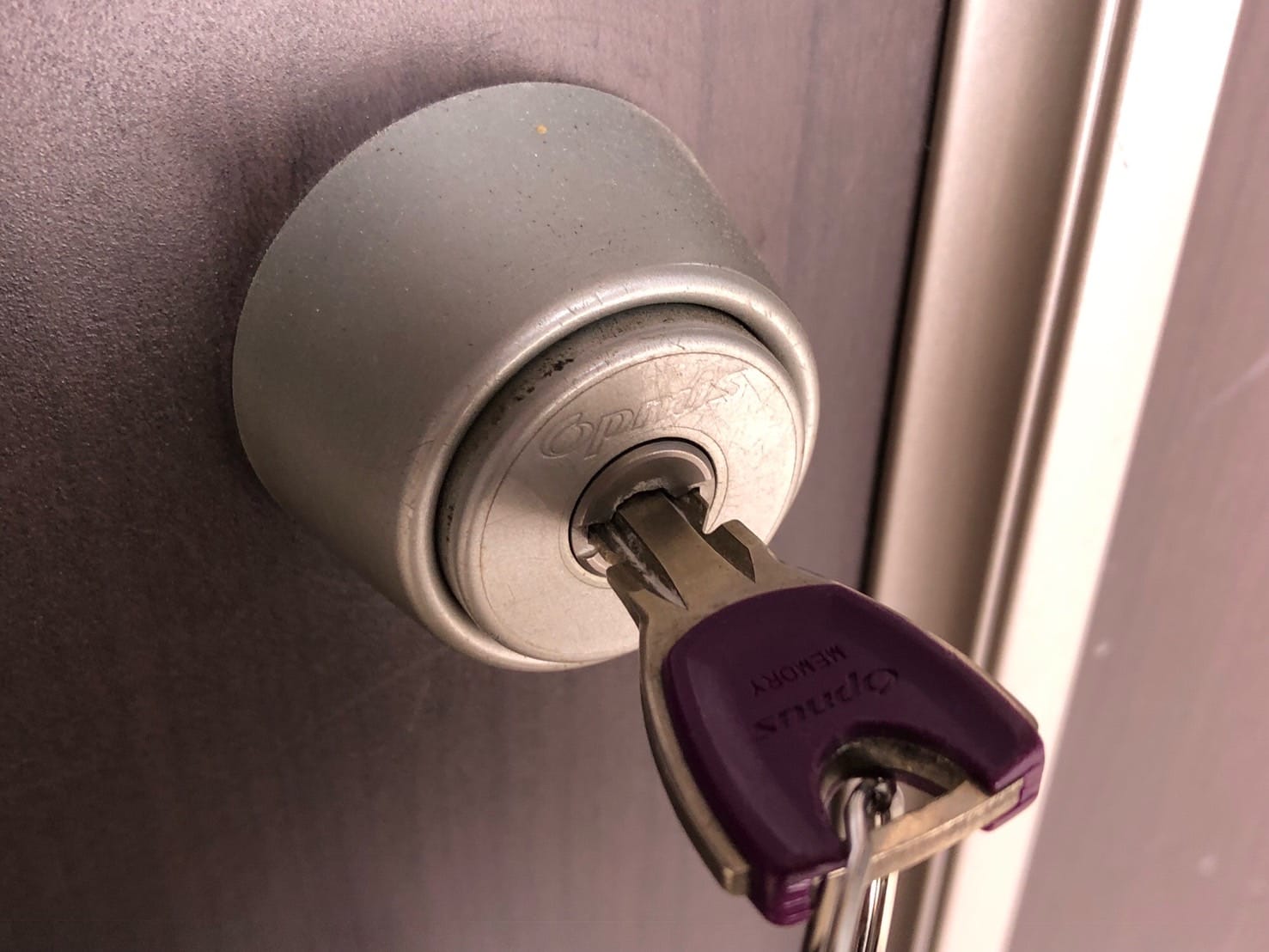 玄関ドアの鍵穴に中途半端にささったままになっている鍵