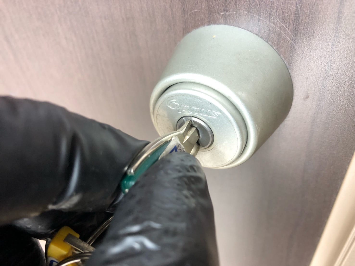 玄関オプナスシリンダーの掃除をして元の位置に取り付けたシリンダーに問題がないことを確認