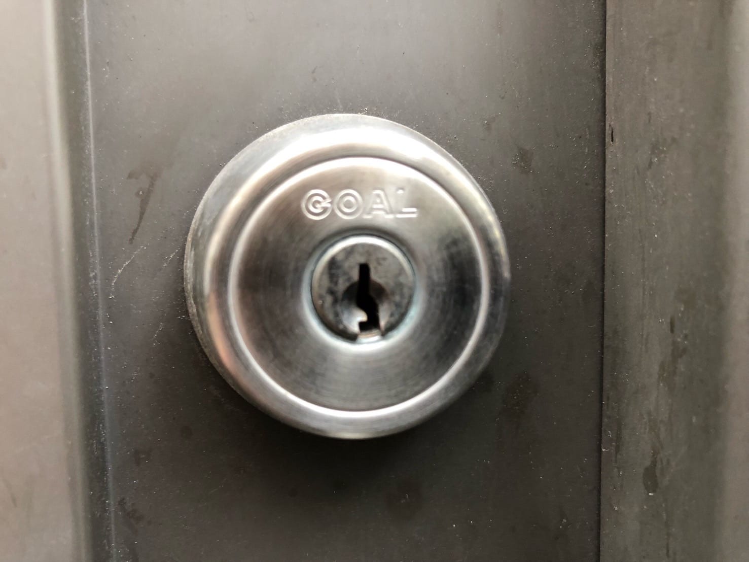 勝手口ドアに取り付けられているシリンダー