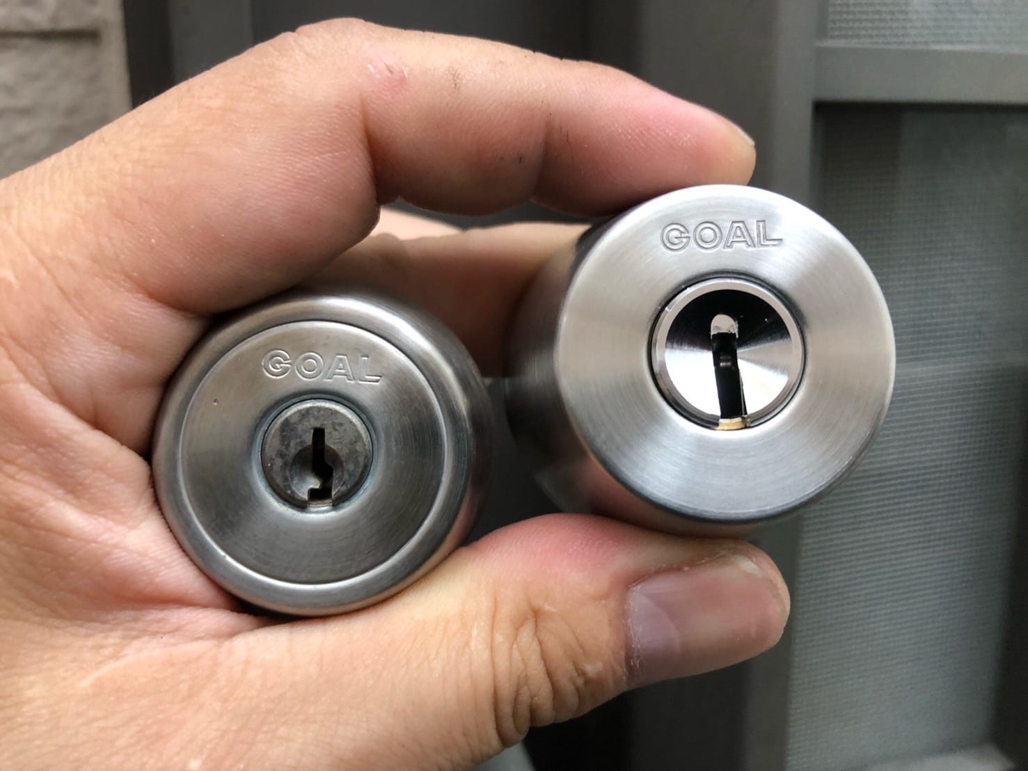 取りはずした鍵と交換予定の鍵