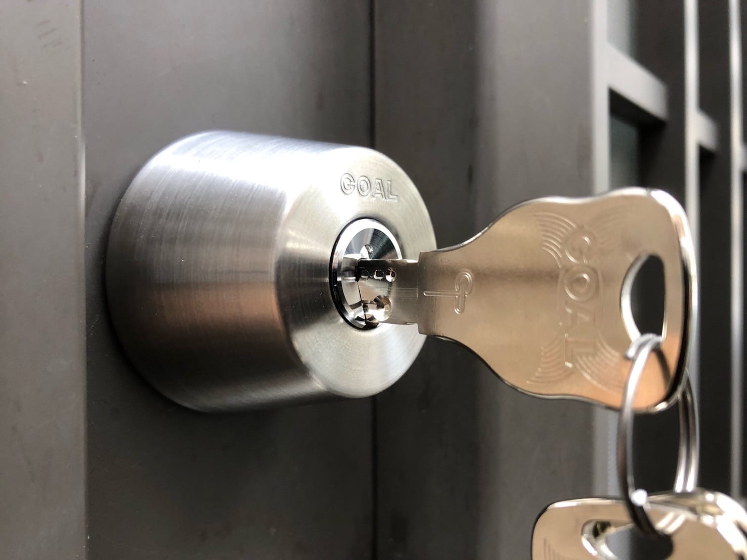 新しく取り付けたシリンダーに鍵がささッている