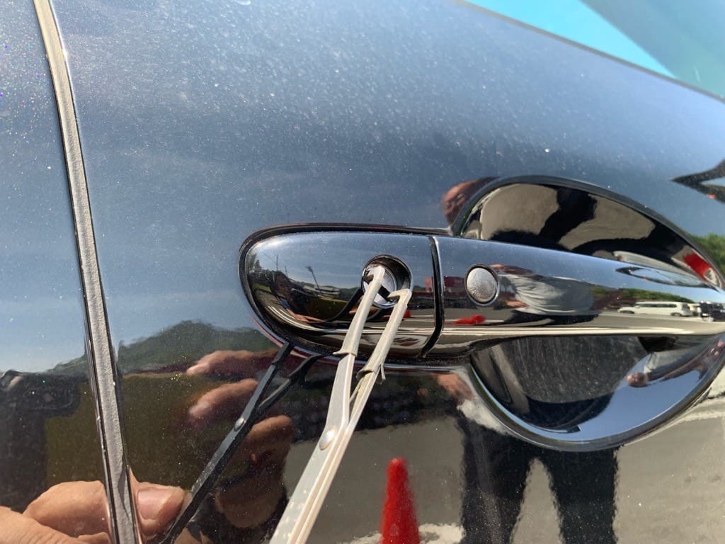 マツダCX5の運転席ドアをピッキング