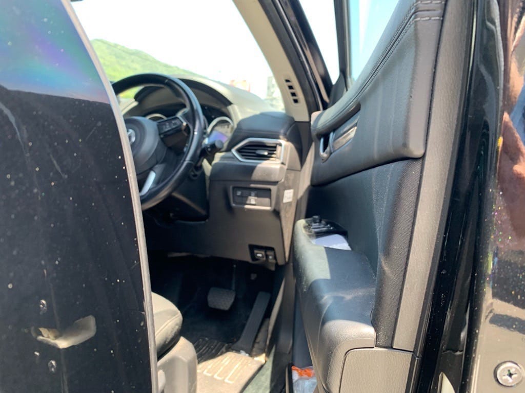 マツダCX5の運転席ドアが開いている