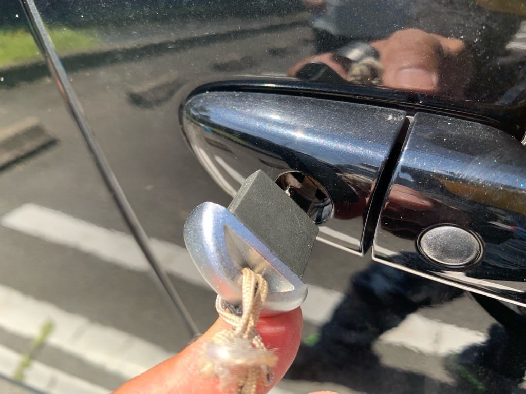 ピッキングしたマツダCX５のシリンダーにメカニカルキーを挿している