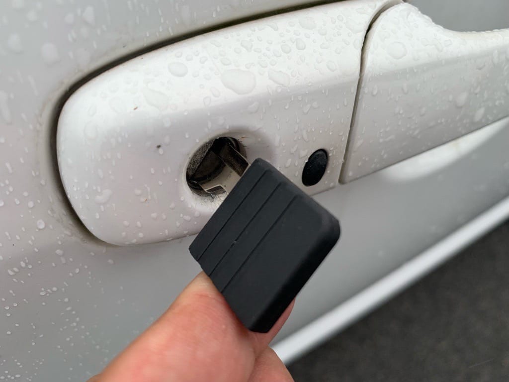 作製したマツダRX８のメカニカルキーをドアシリンダーに挿している