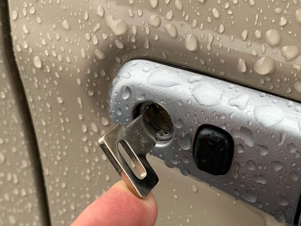 作製したトヨタパッソのドアキーをドアシリンダーに挿している