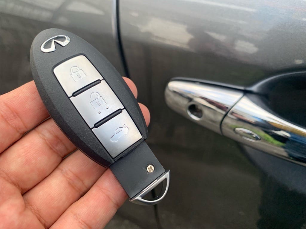 登録が完了した日産フーガのスマートキーに作製したメカニカルキーを収納