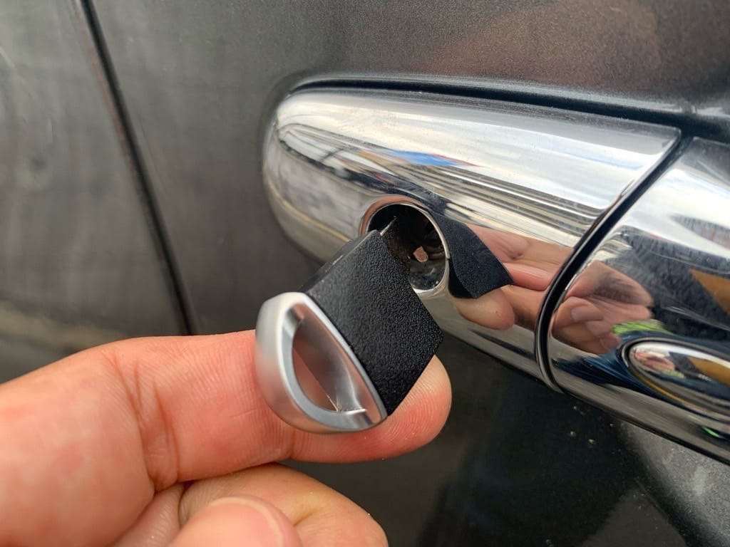 作製した日産フーガのメカニカルキーをドアシリンダーに挿している