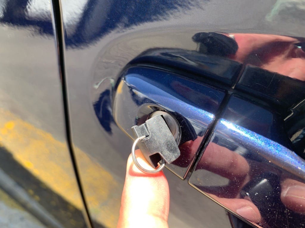 作製したスバルインプレッサのメカニカルキーをドアシリンダーに挿している