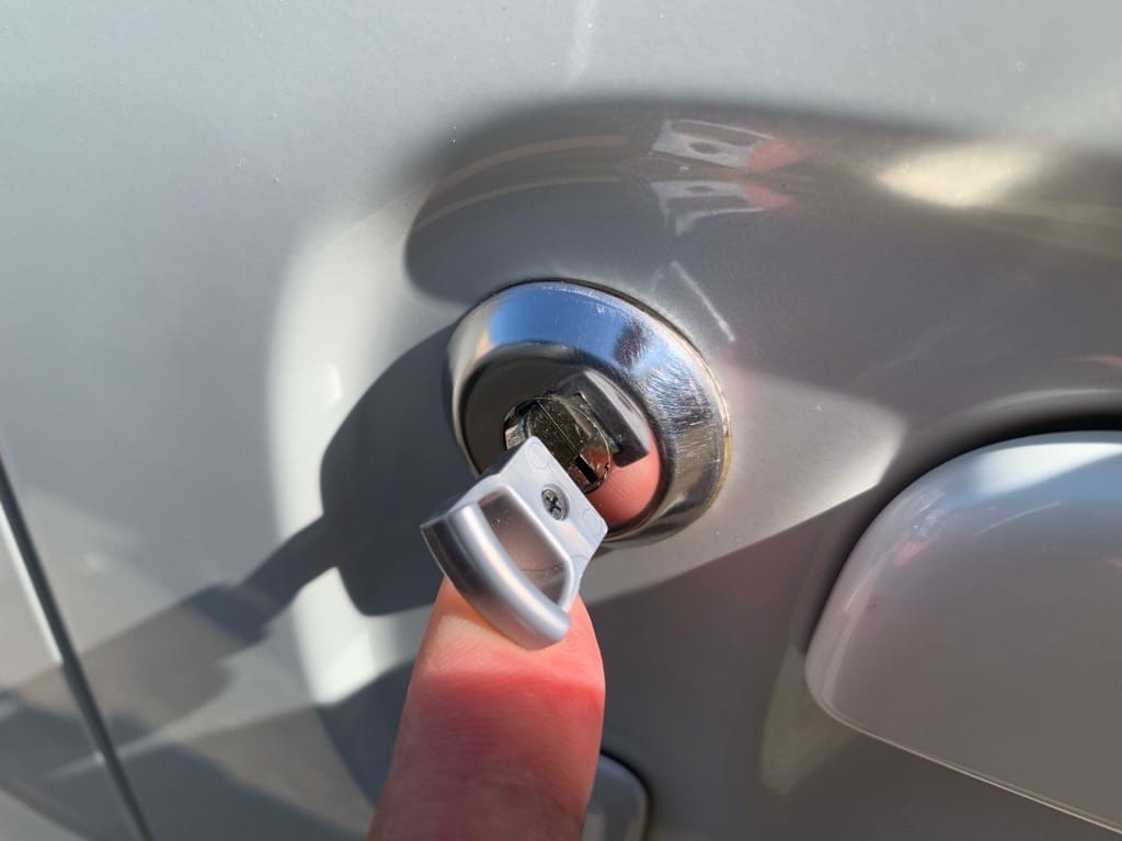 作製したスズキエヴリィのメカニカルキーをドアシリンダーに挿している