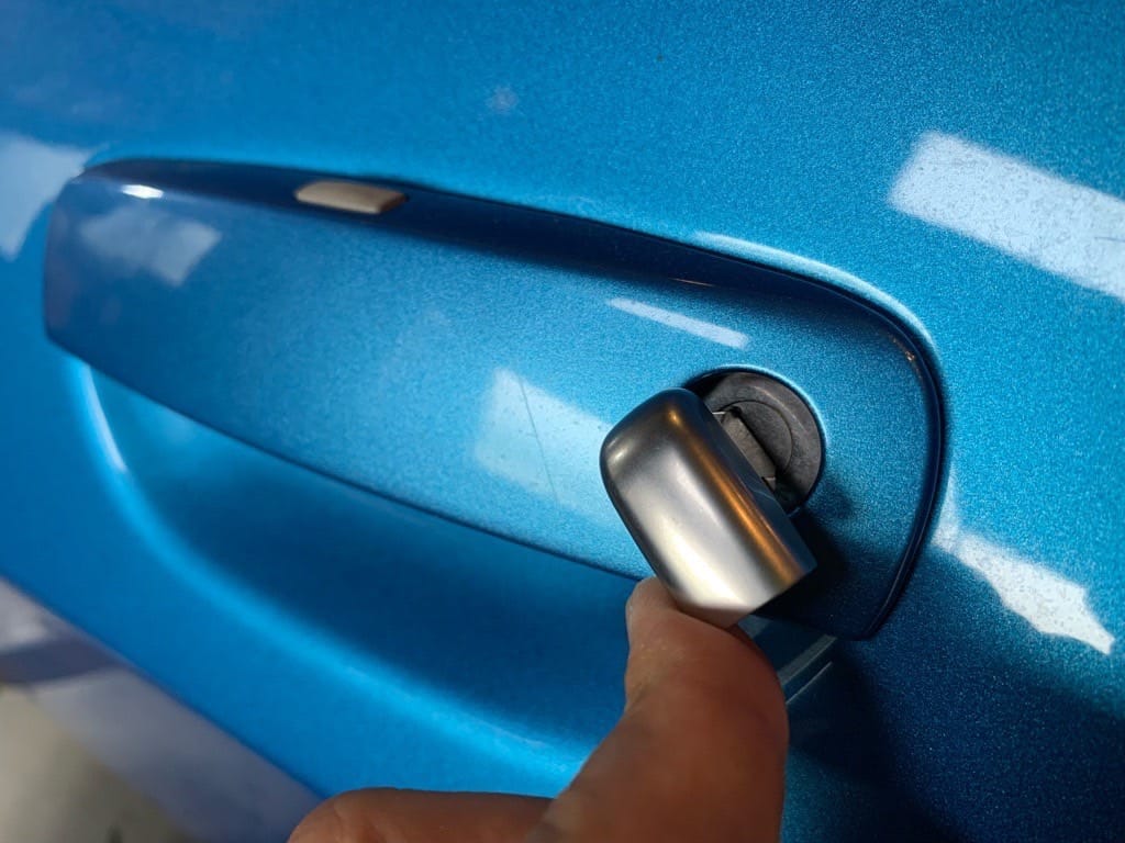 作製したチャレンジャーのメカニカルキーをドアシリンダーに挿している