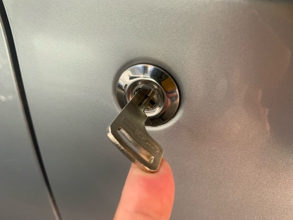 作製したメカニカルキーをデイズルークスのドアシリンダーにさして動作を確認