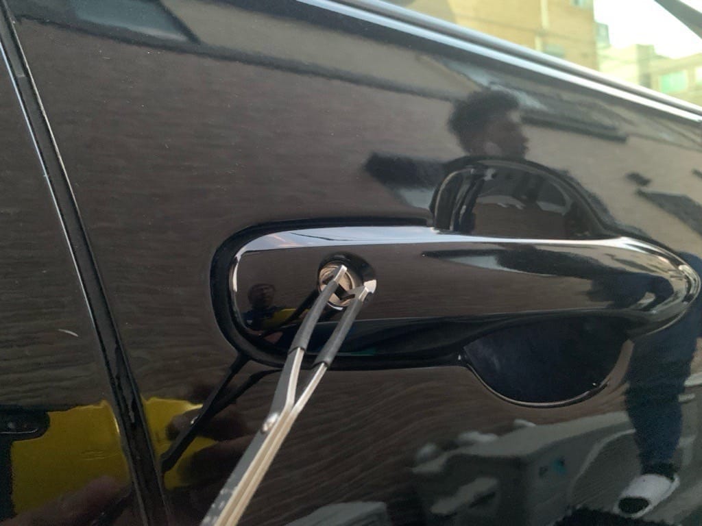 トヨタプリウスの運転席ドアシリンダーをピッキングする様子