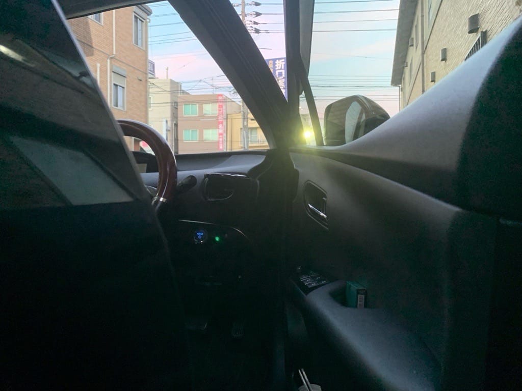 トヨタプリウスの開いた運転席ドア