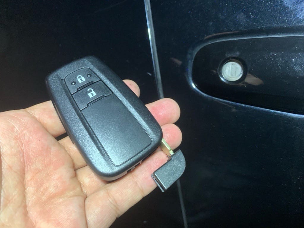 登録が完了したトヨタプリウスのスマートキーに作製したメカニカルキーを収納