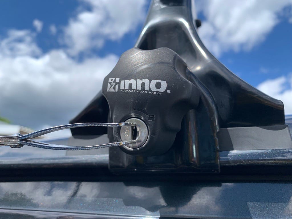 トヨタハイエースのルーフキャリアのシリンダーをピッキングする様子