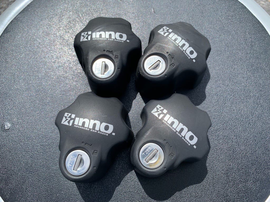 トヨタハイエースの取り外した4個のシリンダー