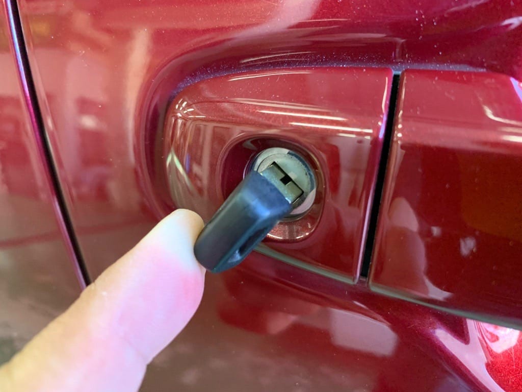 作製したトヨタシエンタのドアキーをドアシリンダーに挿している