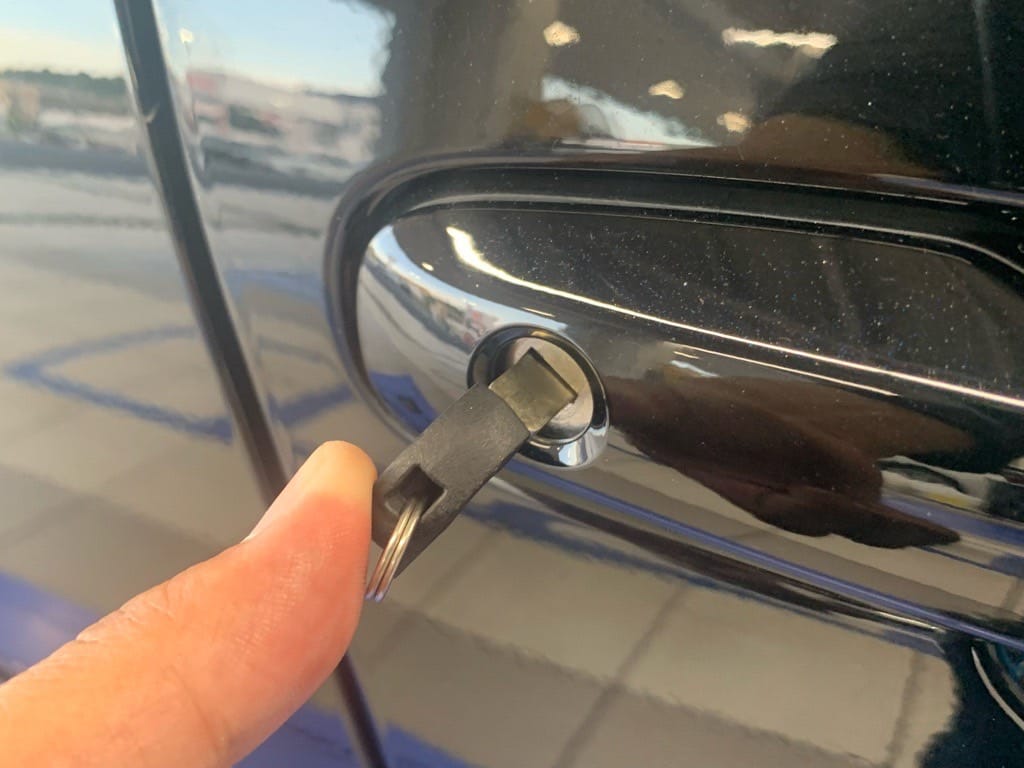 作製したトヨタプリウスのメカニカルキーをドアシリンダーに挿している